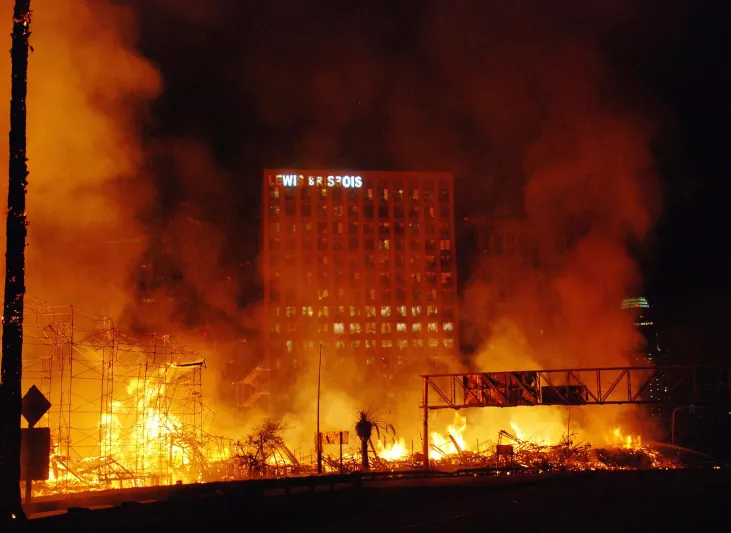 فيديو | حريق مروع في برج سكني في أبوظبي