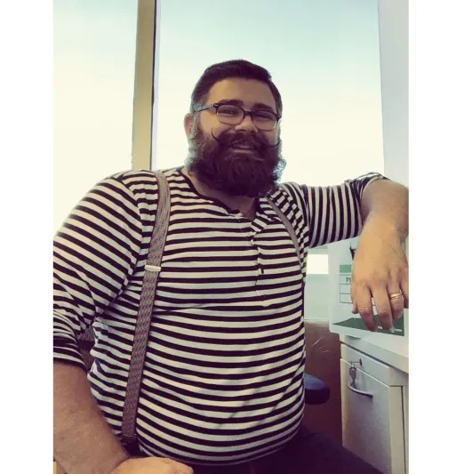 8 أنواع من الملابس تشوّه إطلالة الرجل الممتلئ