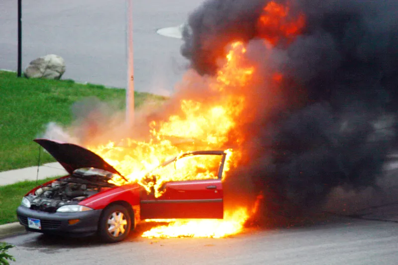 فيديو | حربق سيارة أمام وزارة الداخلية