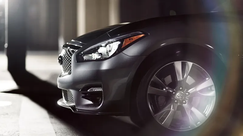 بالفيديو مراهق يثير خوف وفزع المارة بسيارته في دبي