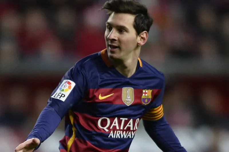 بالصور..أهرامات الجيزة تحتضن ميسي 