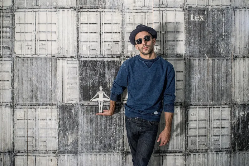 «جان رينيه» موهبة تتعدى حدود التعبير.. شاهد إبداعه في الرسم