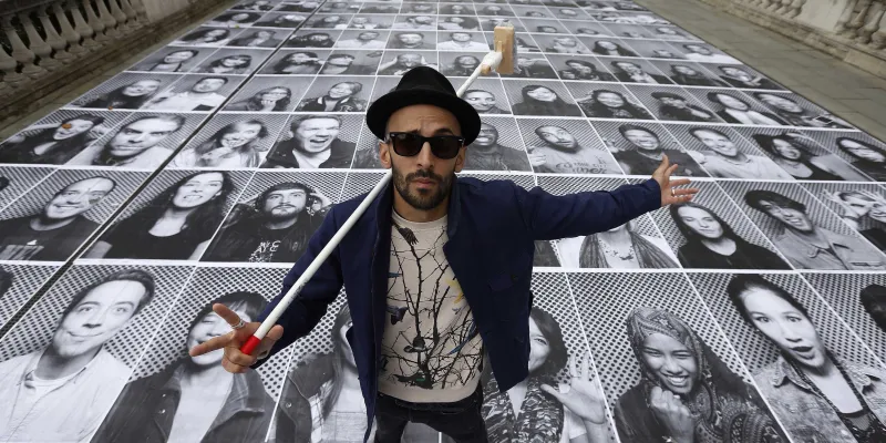 «جان رينيه» موهبة تتعدى حدود التعبير.. شاهد إبداعه في الرسم