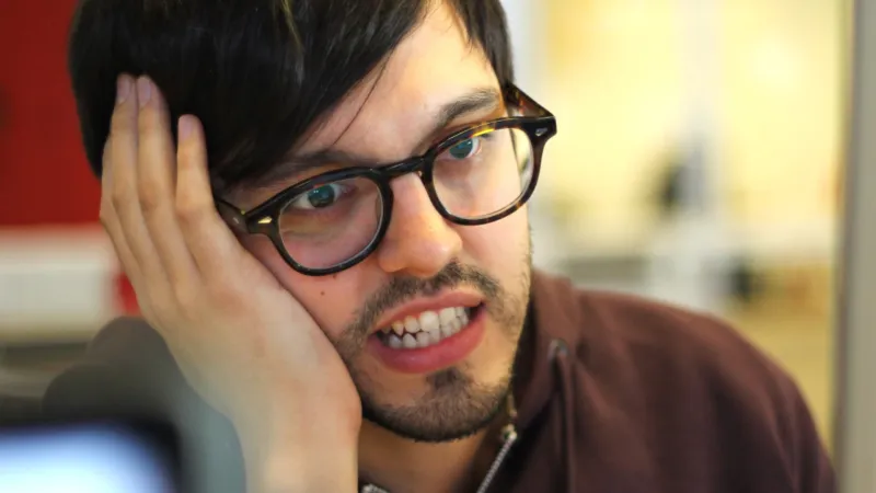 لماذا نضحك.. نخطئ.. نبكي؟.. 15 شيئاً يفعلها البشر وتفسيرها العلمي