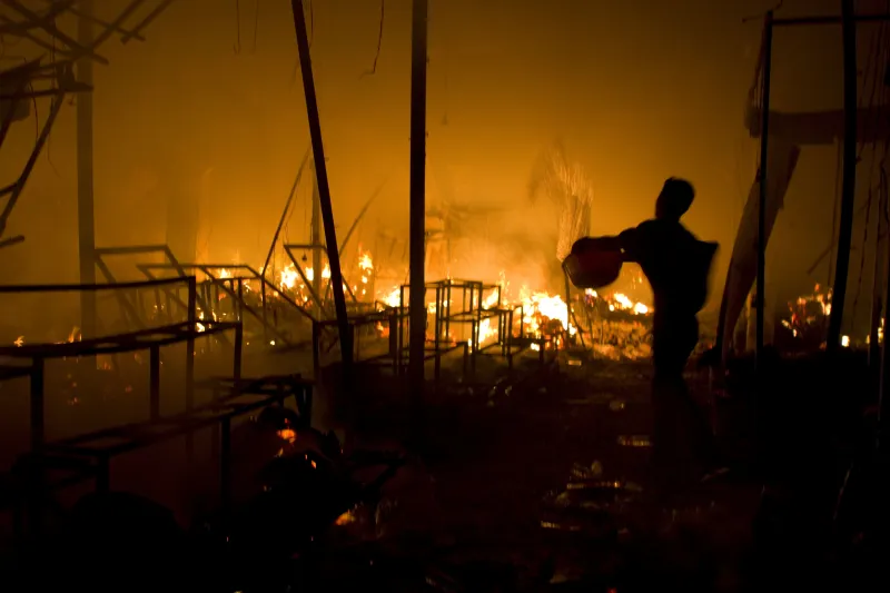 شاهد| «شاحن» السبب في حرِيق معرض إكسترا