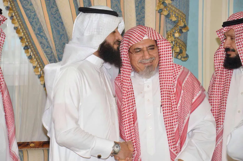 شاهد| السؤال الأغرب لإمام الحرم حول زوج وزوجته وصديقه