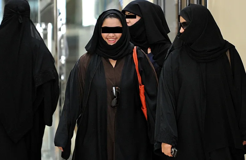 فيديو| مشاجره نسائيه رجالية بجوار الحرم المكي