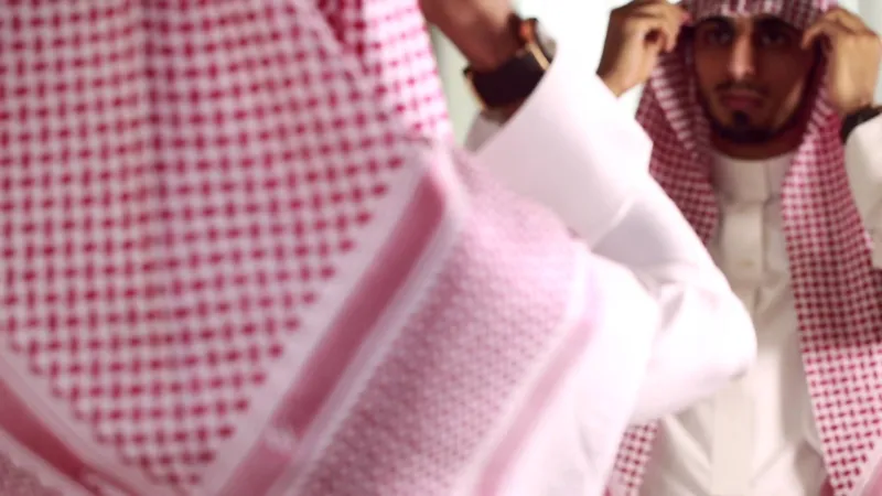 فيديو| قام بتعديل شماغه ومن ثم سرقها