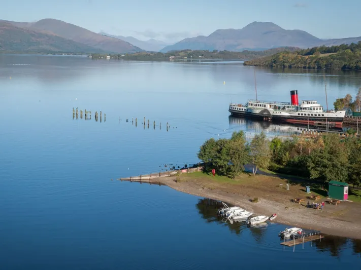 تقع على حافة جبل شاهق.. بحيرة لوموند الإسكتلندية المذهلة