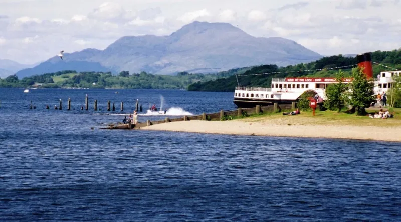 تقع على حافة جبل شاهق.. بحيرة لوموند الإسكتلندية المذهلة