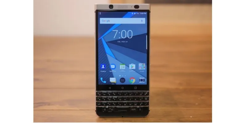 لعشاق «بلاكبيري».. إمكانيات وسعر هاتف Blackberry KEYone (فيديو وصور)