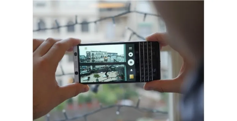 لعشاق «بلاكبيري».. إمكانيات وسعر هاتف Blackberry KEYone (فيديو وصور)