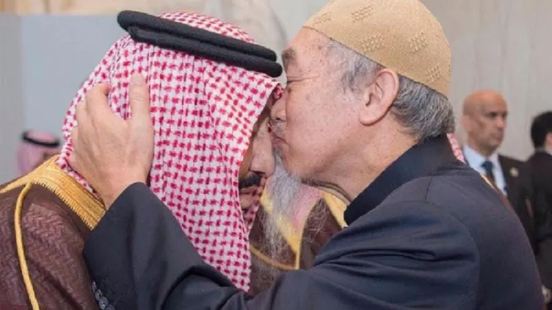 من هو صاحب هذه القبلة على جبين الملك سلمان؟