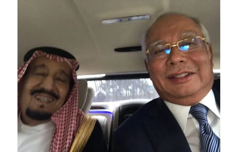 بالصورة رئيس الوزراء الماليزي يحتفل بـ سيلفي مع الملك سلمان