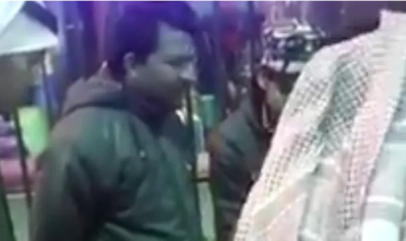 شاهد| بسبب فعل "لا أخلاقي" مع طفلة.. مواطن يفقد السيطرة على نفسه ويوجه لكمة لعامل ملاهي