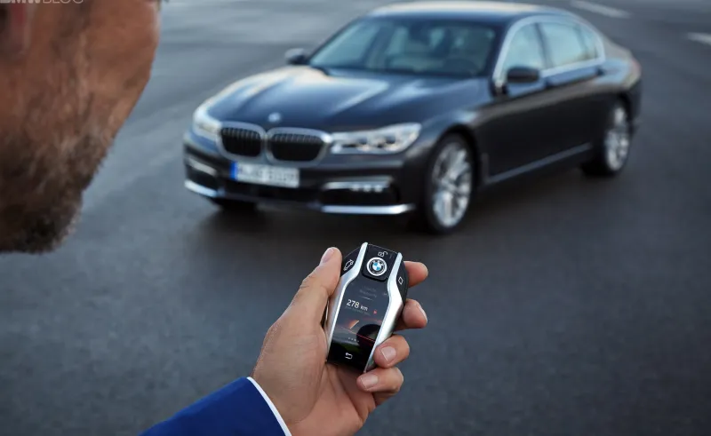 ماذا سيحدث إذا سقط مفتاح «فوب» أثناء قيادة السيارة؟ (صور)