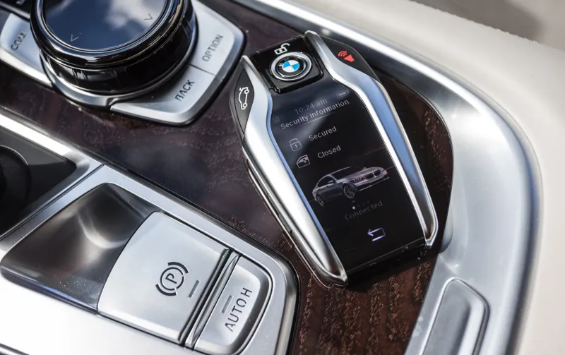 ماذا سيحدث إذا سقط مفتاح «فوب» أثناء قيادة السيارة؟ (صور)