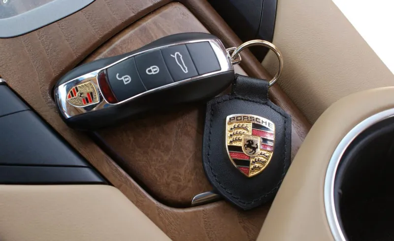 ماذا سيحدث إذا سقط مفتاح «فوب» أثناء قيادة السيارة؟ (صور)