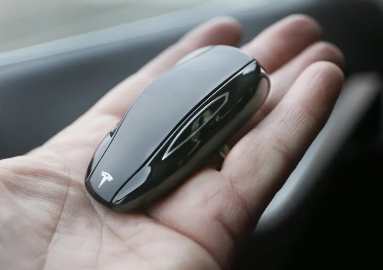 ماذا سيحدث إذا سقط مفتاح «فوب» أثناء قيادة السيارة؟ (صور)