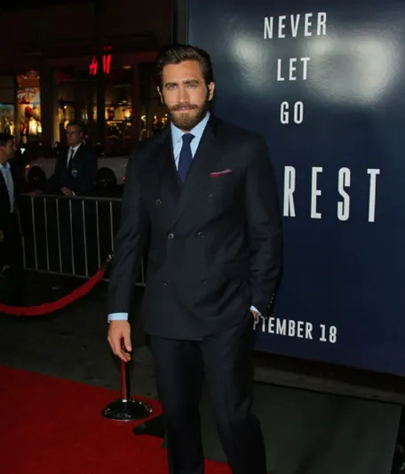 هكذا تحصل على إطلالة واثقة على طريقة جاك جيلنهال (صور)