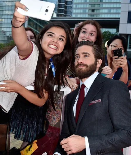 هكذا تحصل على إطلالة واثقة على طريقة جاك جيلنهال (صور)