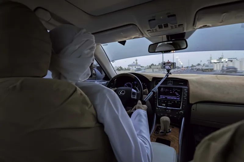 فيديو| مروع تحدث بالجوال فكاد يفقد حياته