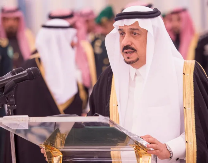 بالفيديو مواطنون يوقفون موكب أمير الرياض للترحيب به في البجادية