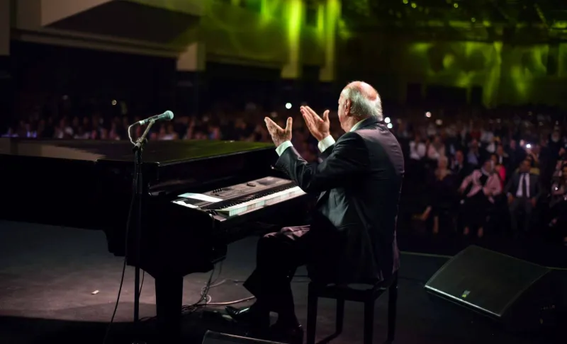 فيديو| عمر خيرت يصطحب السعوديين لرحلة استجمام.. استمع لما عزفه