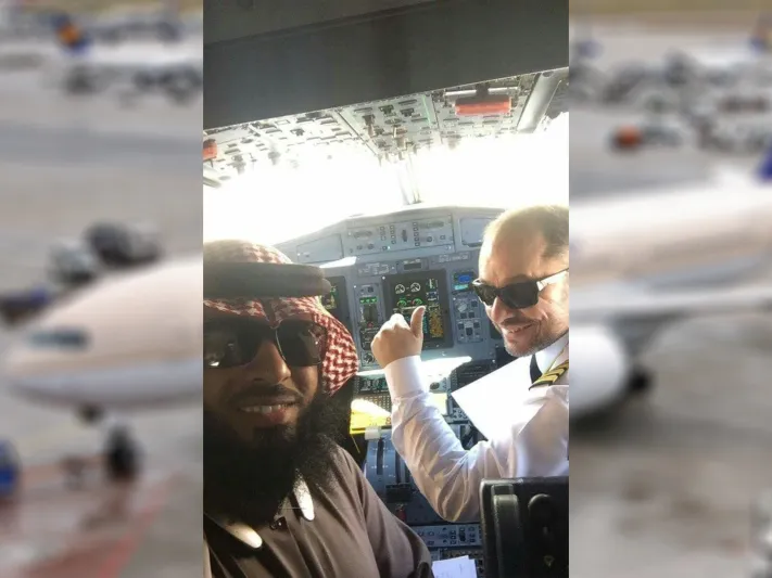 صور| سعودي وجد نفسه الراكب الوحيد على طائرة فماذا فعل
