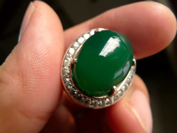 كيف تعرف حجر اليشم الأصلي والتقليد وباقي أنواع المجوهرات؟