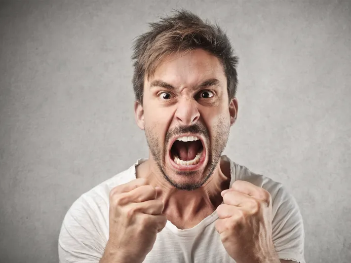 فيديو | خطأ طبي تسبب بوافاة أخيه فقام بتكسير المستشفي 