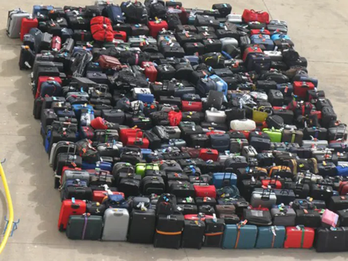 فيديو| خادمة بالإمارات تطلب شاحنة لنقل حقائبها.. فعلى ماذا احتوت؟