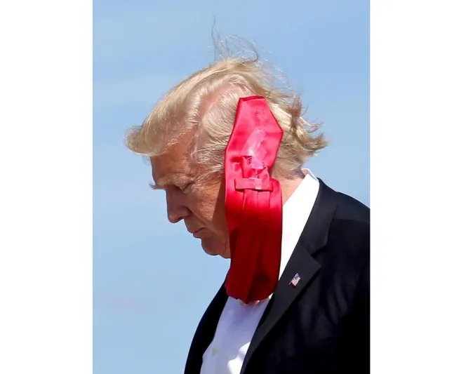 شاهد رابطة عنق ترامب تثير الجدل يربط طرفيها بشريط لاصق