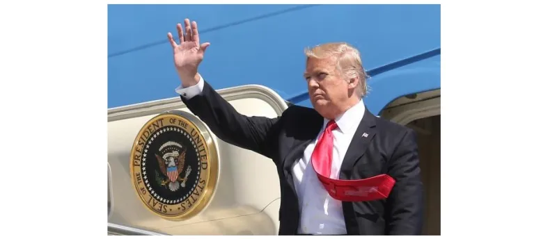 شاهد رابطة عنق ترامب تثير الجدل يربط طرفيها بشريط لاصق