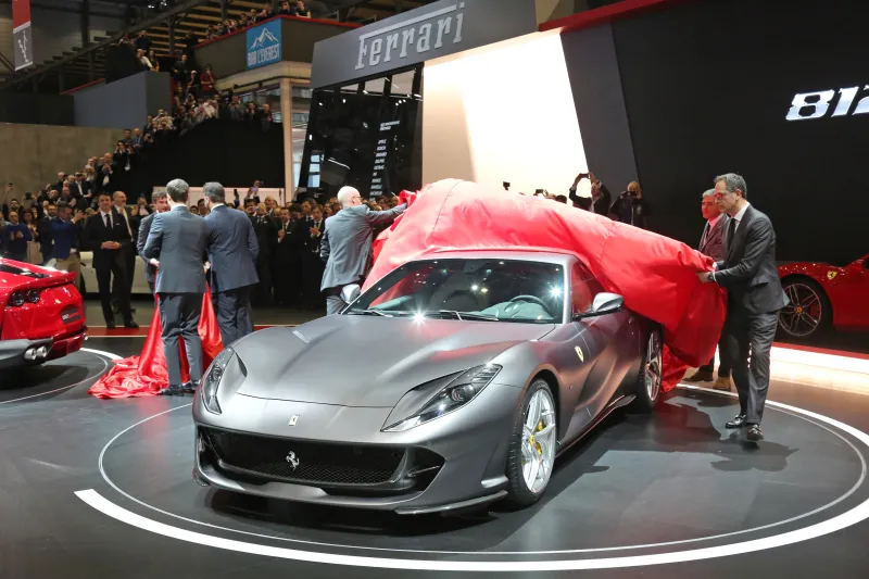 سيارة 812 Superfast الجديدة نجمة صالة فيراري (صور)