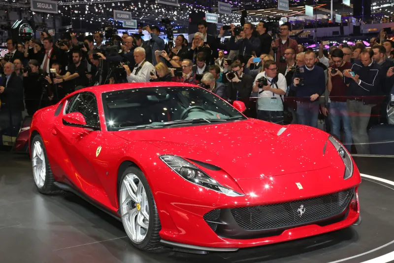 سيارة 812 Superfast الجديدة نجمة صالة فيراري (صور)