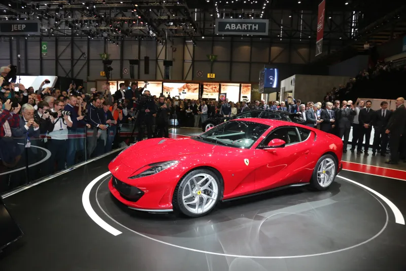 سيارة 812 Superfast الجديدة نجمة صالة فيراري (صور)
