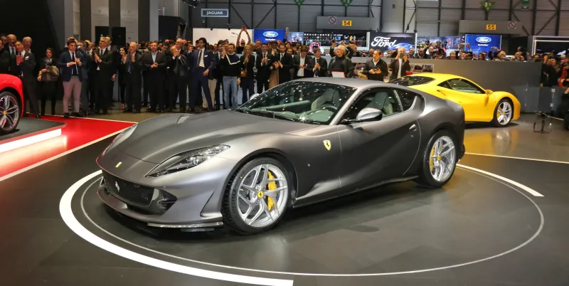 سيارة 812 Superfast الجديدة نجمة صالة فيراري (صور)