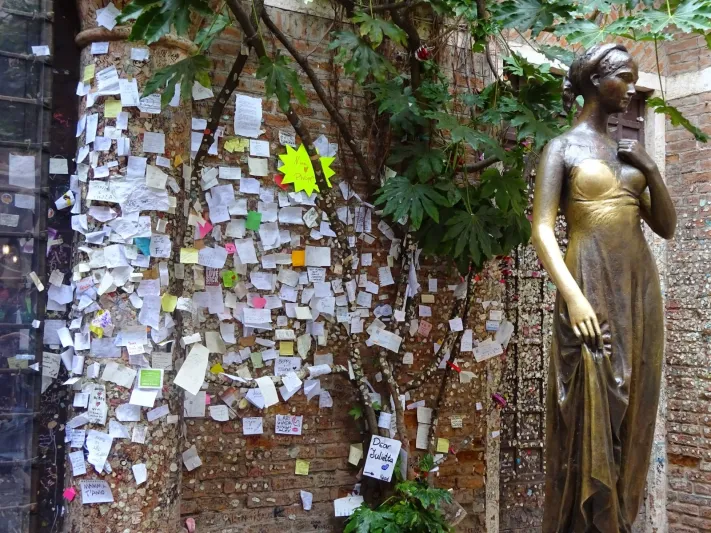 التماثيل والأماكن التي تجلب الحظ حول العالم