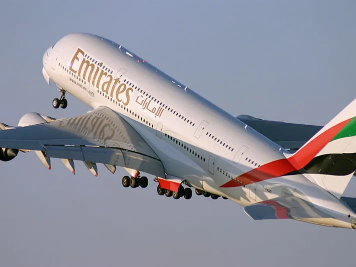 فيديو| طائرة إماراتية تتحدى الثلوج