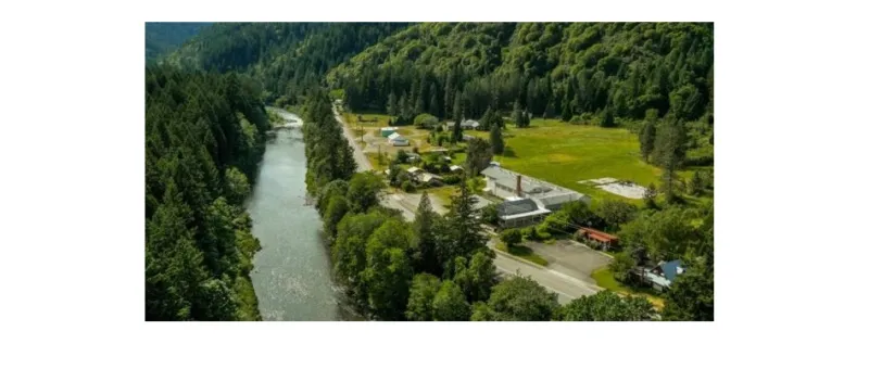 فيديو وصور| بلدة أمريكية بين الغابات والأنهار للبيع.. والسعر مفاجأة!