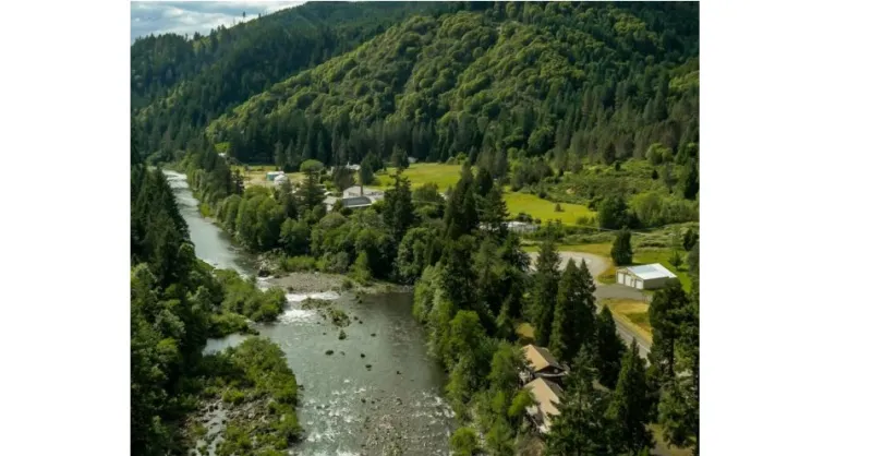 فيديو وصور| بلدة أمريكية بين الغابات والأنهار للبيع.. والسعر مفاجأة!