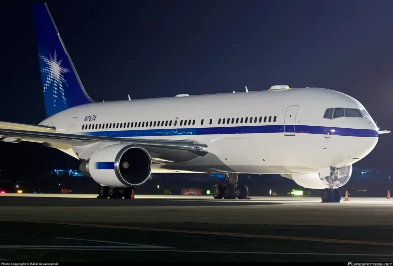 فيديو| جلسة طربية بالعود على طائرة «أرامكو» والمضيف يُغني