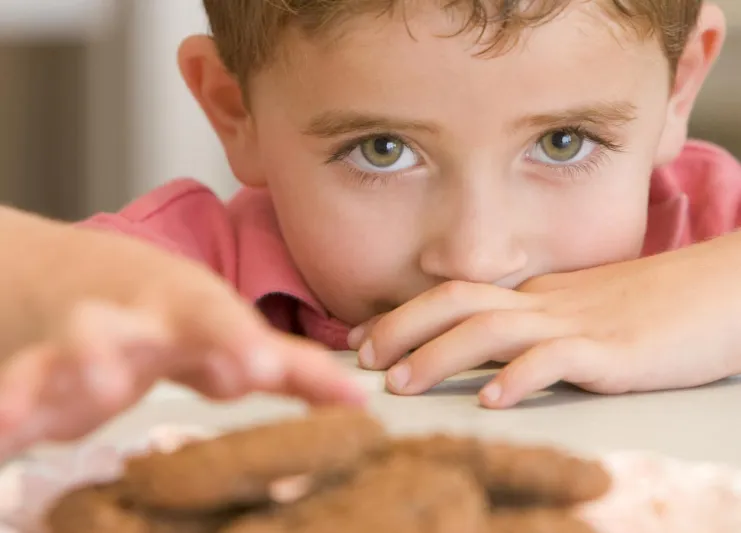 والدان يدفعان طفلتهما نحو سيارة مسرعة أرادا الحصول على تعويض مادي