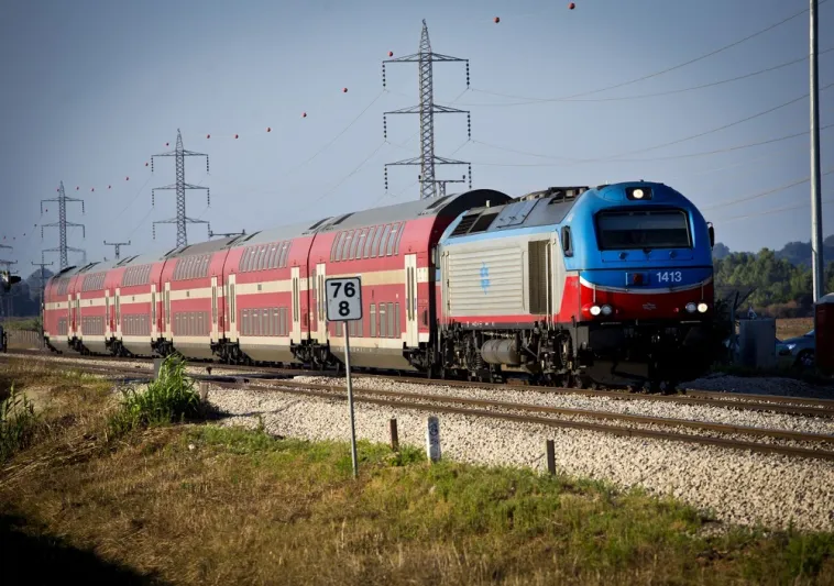 شاهد| فقدت الوعي على محطة قطار ففاقت على كارثة لا يمكن تخيلها