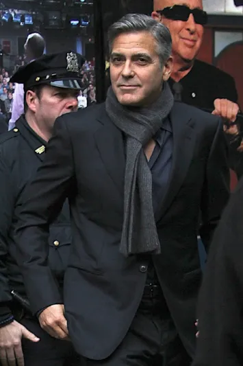 10 نصائح لإطلالة خمسينية جذابة مماثلة لجورج كلوني 