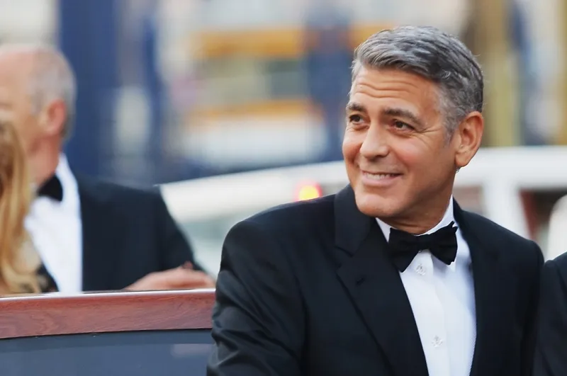 10 نصائح لإطلالة خمسينية جذابة مماثلة لجورج كلوني 