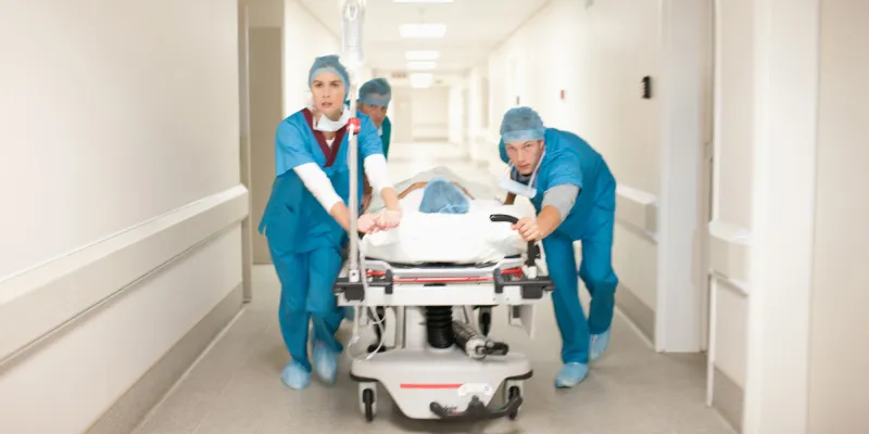 فيديو غريب لنقالة مرضى تتحرك بنفسها.. ما تفسيرك؟