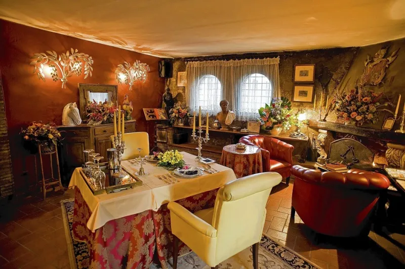 فقط لشخصين.. هذا هو أصغر مطعم في العالم