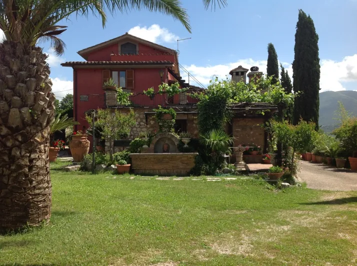 فقط لشخصين.. هذا هو أصغر مطعم في العالم